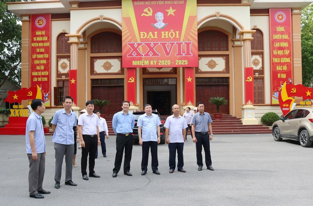 Kiểm tra công tác tuyên truyền trực quan chuẩn bị Đại hội đại biểu Đảng bộ huyện Nho Quan lần thứ XXVII