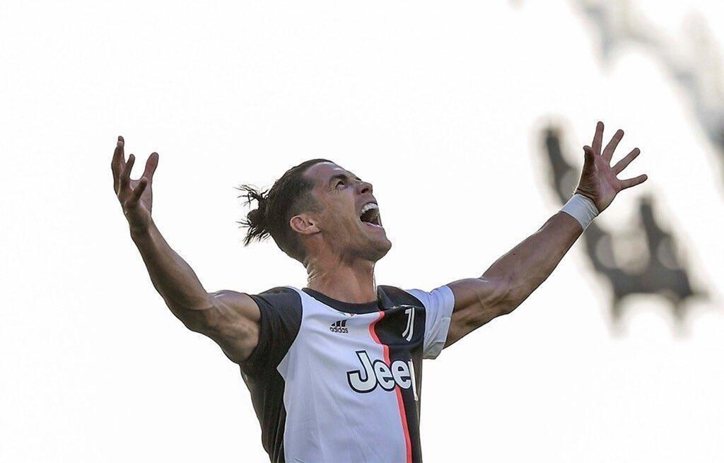 Cristiano Ronaldo lập kỳ tích chưa từng có trong lịch sử bóng đá