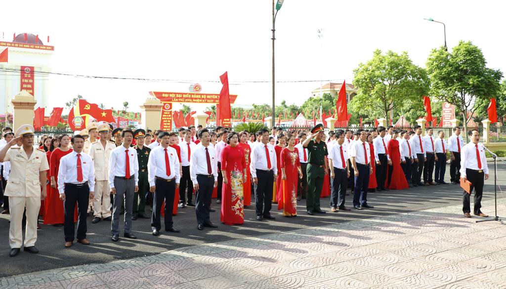 Đoàn đại biểu huyện Yên Mô báo công dâng Bác và dâng hương tưởng niệm các anh hùng, liệt sĩ