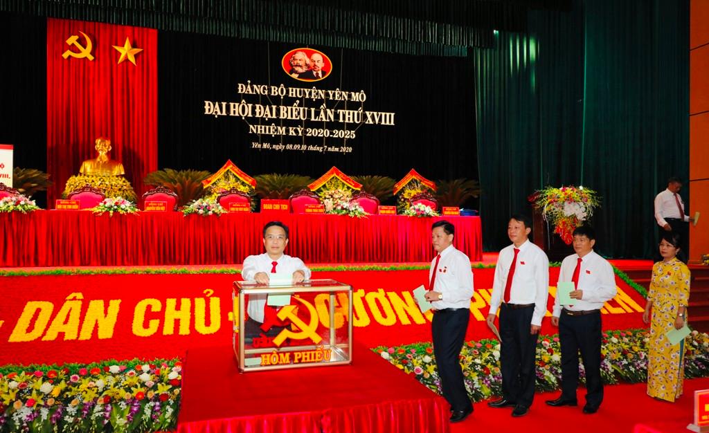 35 đồng chí được bầu vào Ban Chấp hành Đảng bộ huyện Yên Mô khóa mới