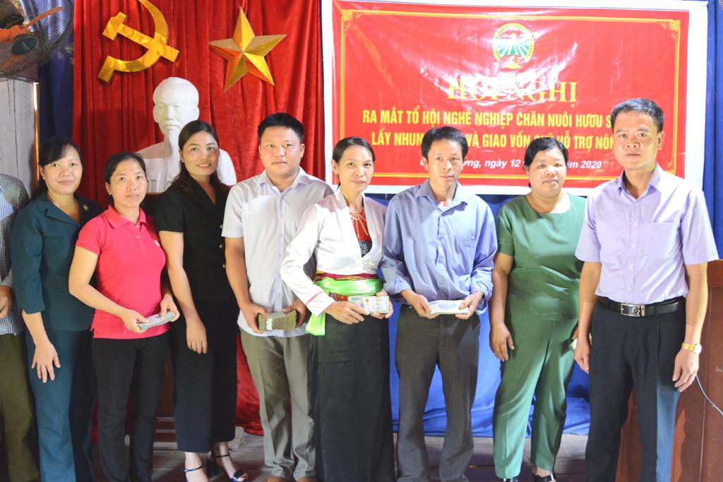 Bàn giao vốn vay Quỹ hỗ trợ nông dân tại xã Cúc Phương