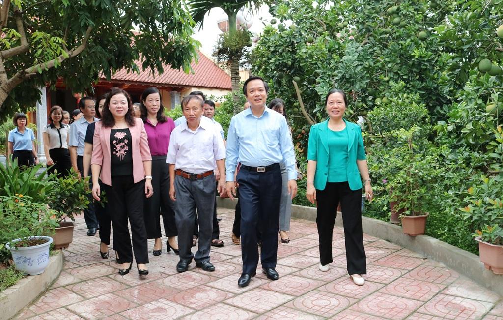 Đồng chí Phó Chủ tịch UBND tỉnh thăm và kiểm tra mô hình "Vườn sạch, nhà đẹp" tại huyện Gia Viễn, Hoa Lư