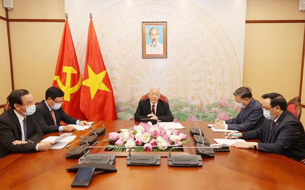 Top leaders of Vietnam, Laos hold phone talks