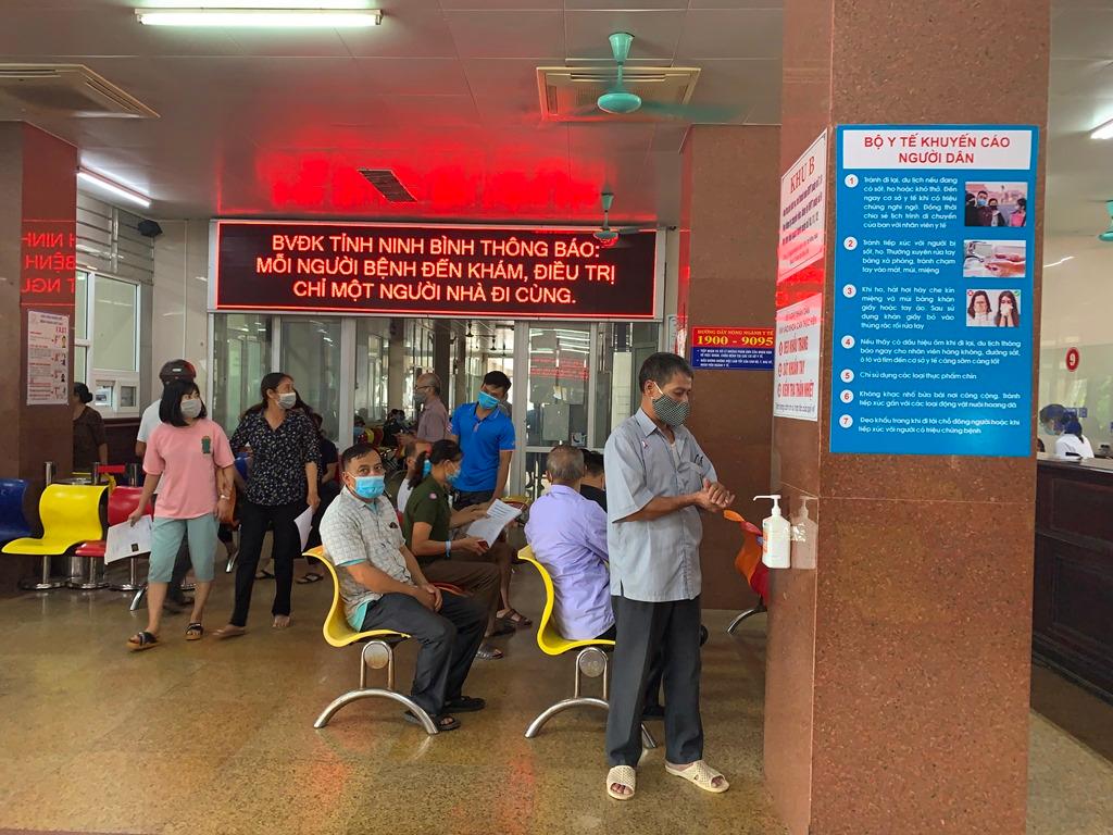 Tập huấn phòng ngừa lây nhiễm COVID-19 cho đối tượng dịch vụ thuê ngoài tại Bệnh viện đa khoa tỉnh