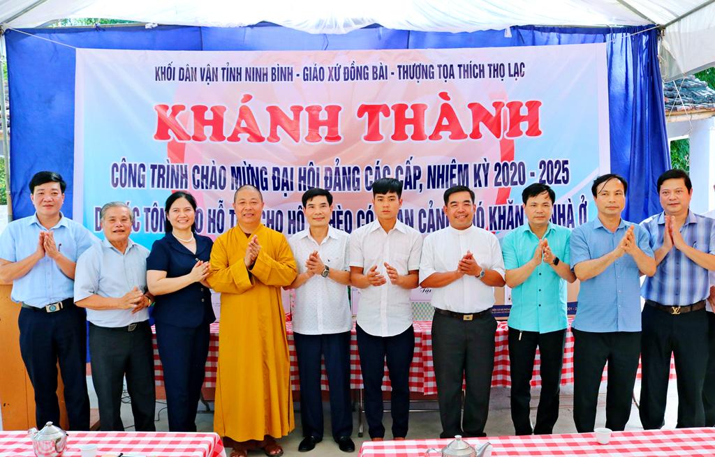 Xây những ngôi nhà ấm tình đoàn kết