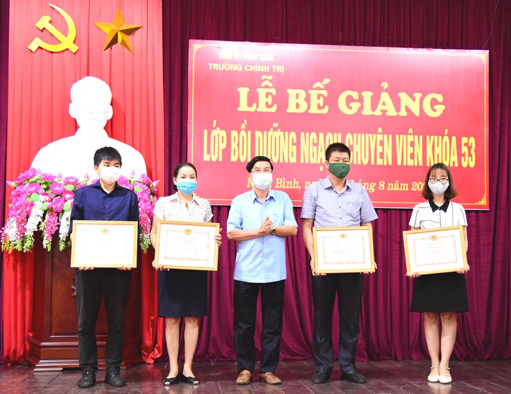 Bế giảng lớp bồi dưỡng ngạch chuyên viên khóa 53