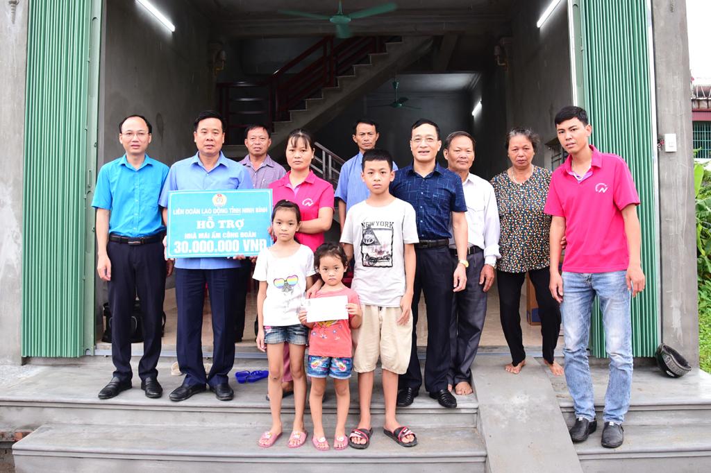 Liên đoàn Lao động tỉnh trao tiền hỗ trợ xây nhà "Mái ấm công đoàn"