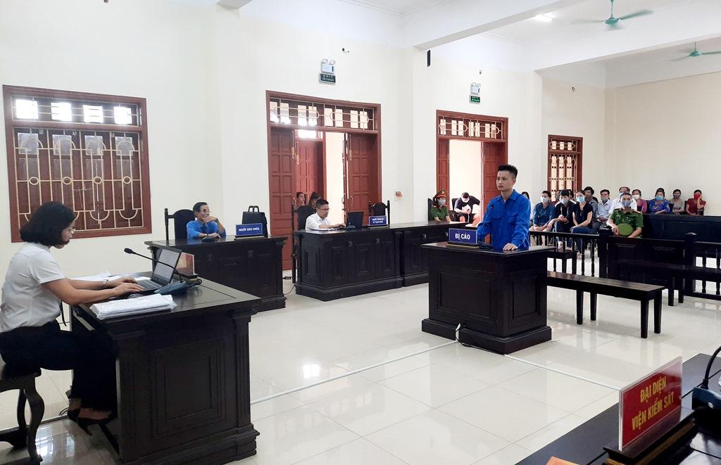 Tử hình đối với kẻ cầm kéo đâm chết bạn gái