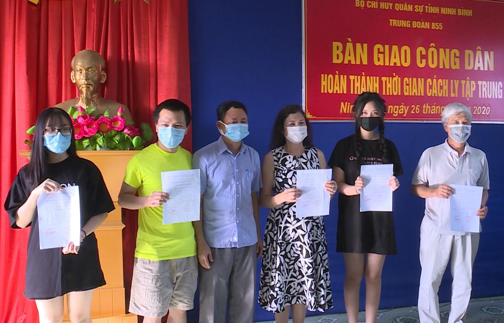 Bộ CHQS tỉnh bàn giao 65 công dân hoàn thành thời gian cách ly tập trung