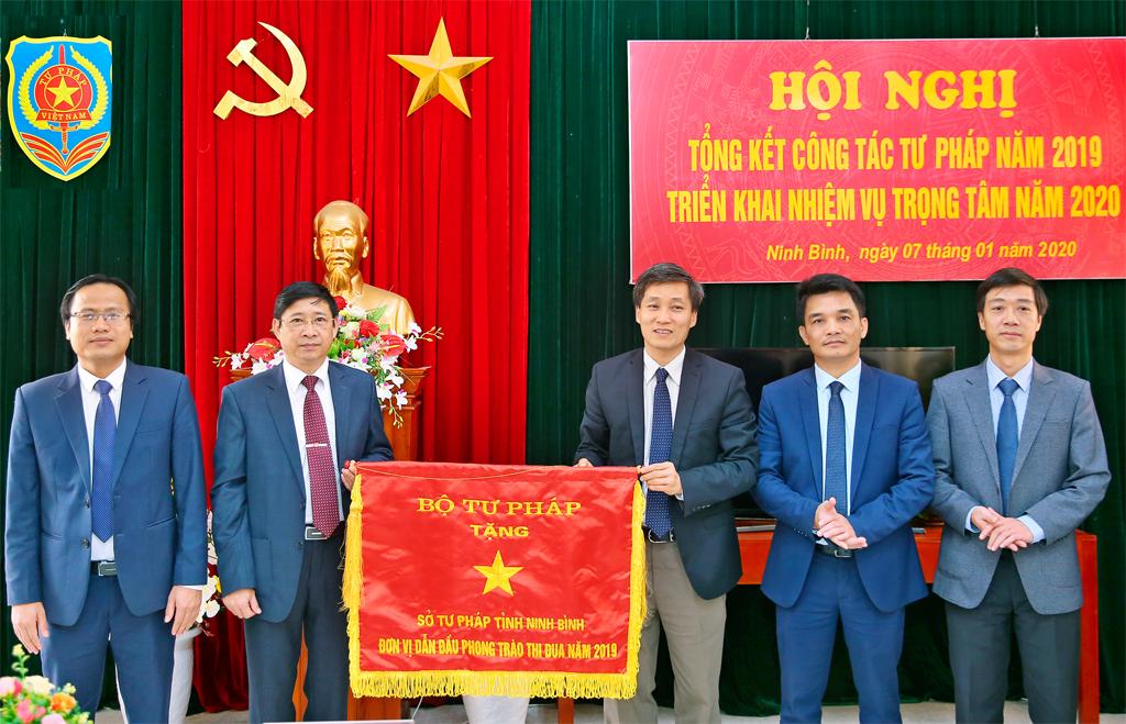 Phát huy truyền thống 75 năm, ngành Tư pháp Ninh Bình không ngừng đổi mới, sáng tạo, đoàn kết và phát triển