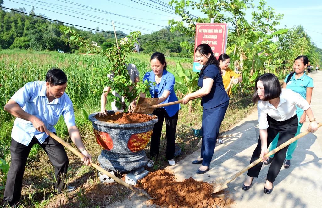 Hội nghị về xây dựng Nông thôn mới và diễn đàn "Phụ nữ với giao thông an toàn, du lịch văn minh"