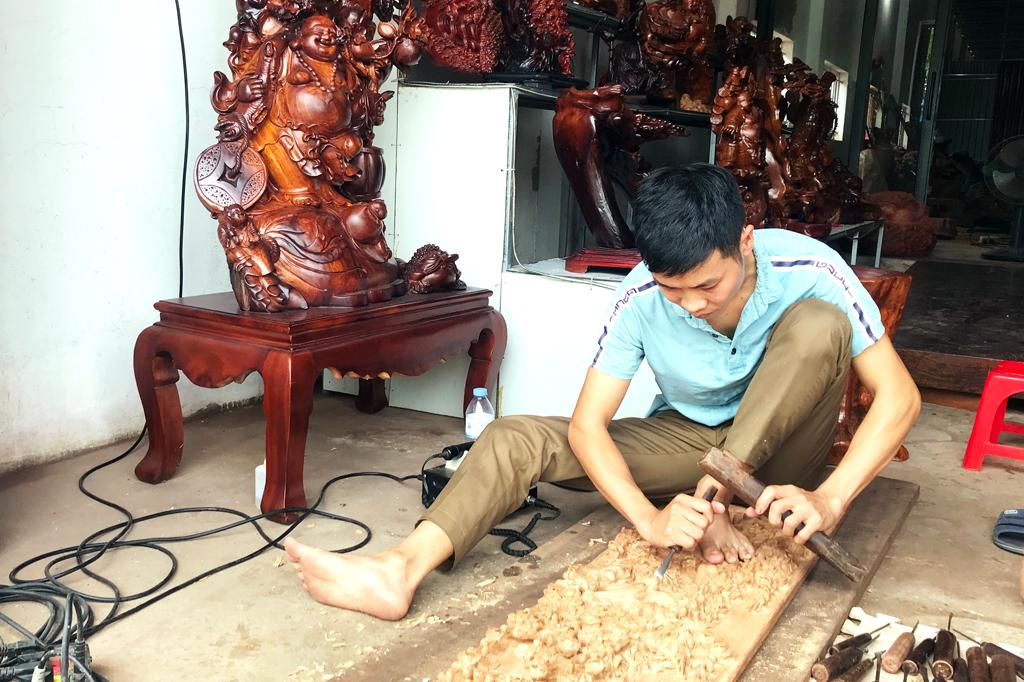 Chàng trai trẻ đam mê nghệ thuật điêu khắc gỗ