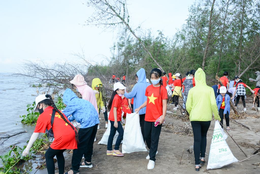 Trại hè kỹ năng "Em yêu biển đảo quê hương"