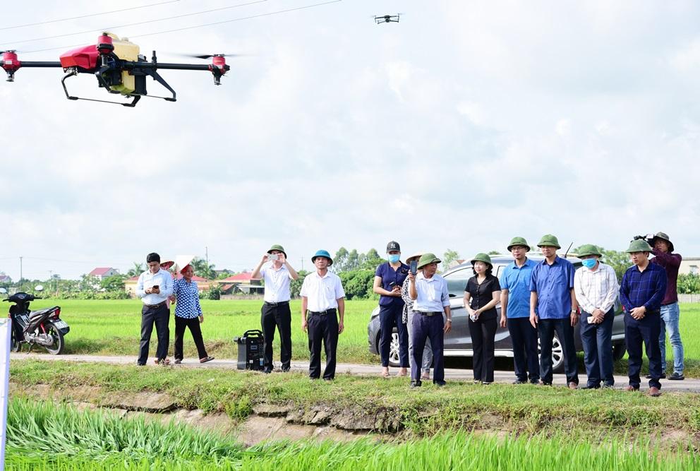 Trình diễn phun thuốc bảo vệ thực vật bằng thiết bị bay không người lái