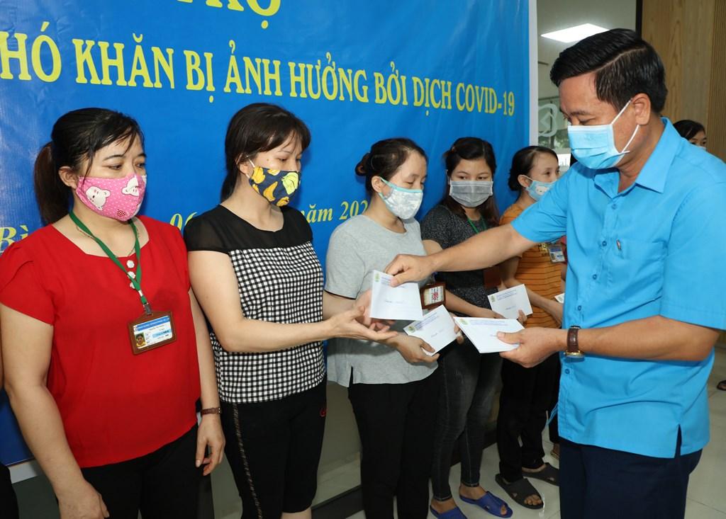 Liên đoàn Lao động tỉnh tặng quà công nhân ảnh hưởng bởi dịch COVID-19