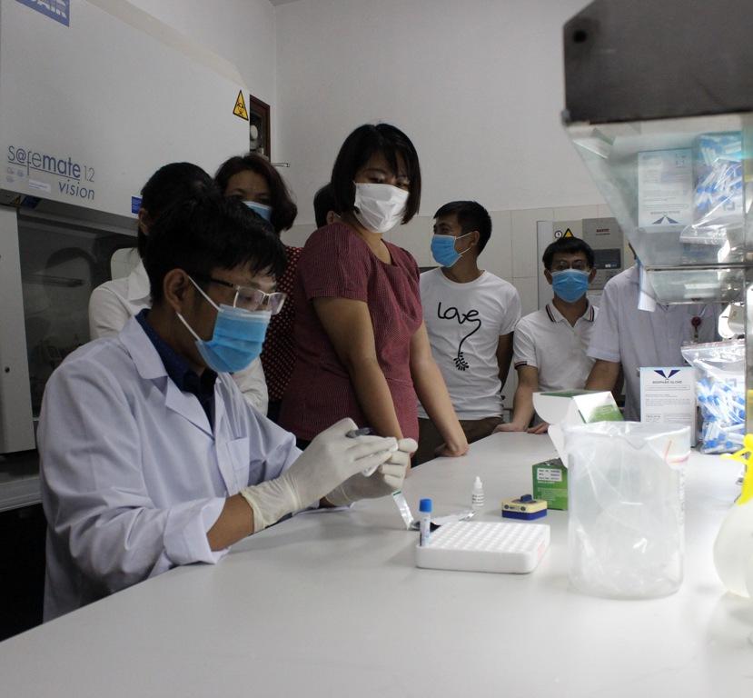 Ninh Bình: Tiếp tục lấy mẫu xét nghiệm lần 2 các trường hợp về từ Đà Nẵng, Quảng Nam