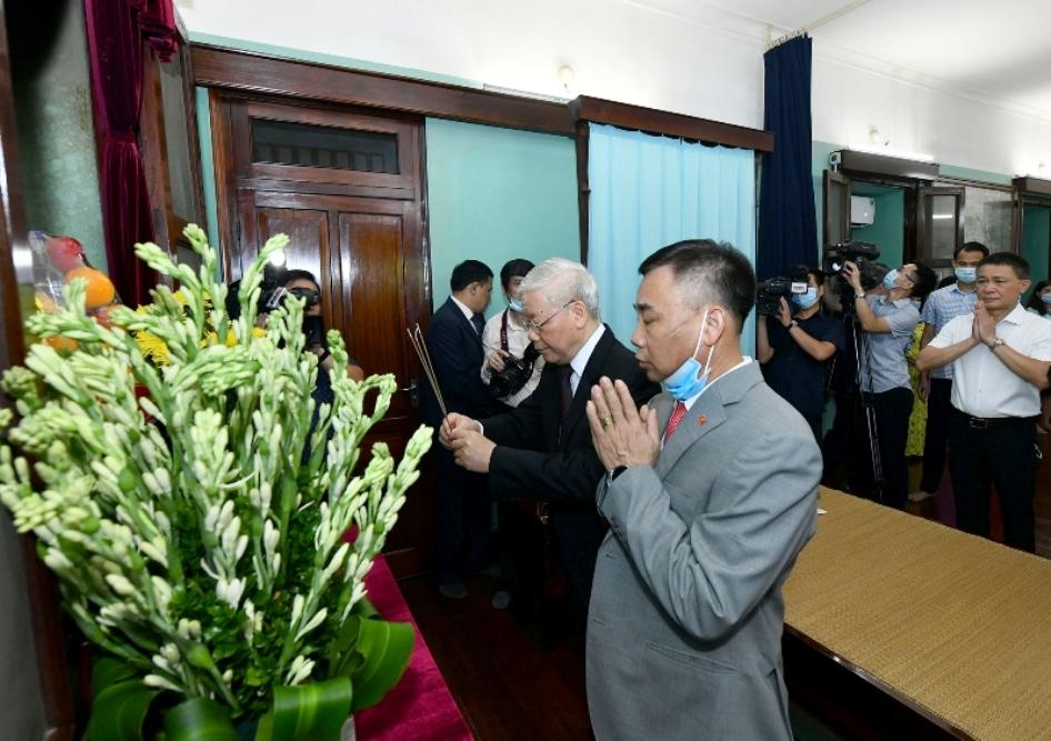 Tổng Bí thư, Chủ tịch nước Nguyễn Phú Trọng dâng hương, tưởng niệm Chủ tịch Hồ Chí Minh tại Nhà 67