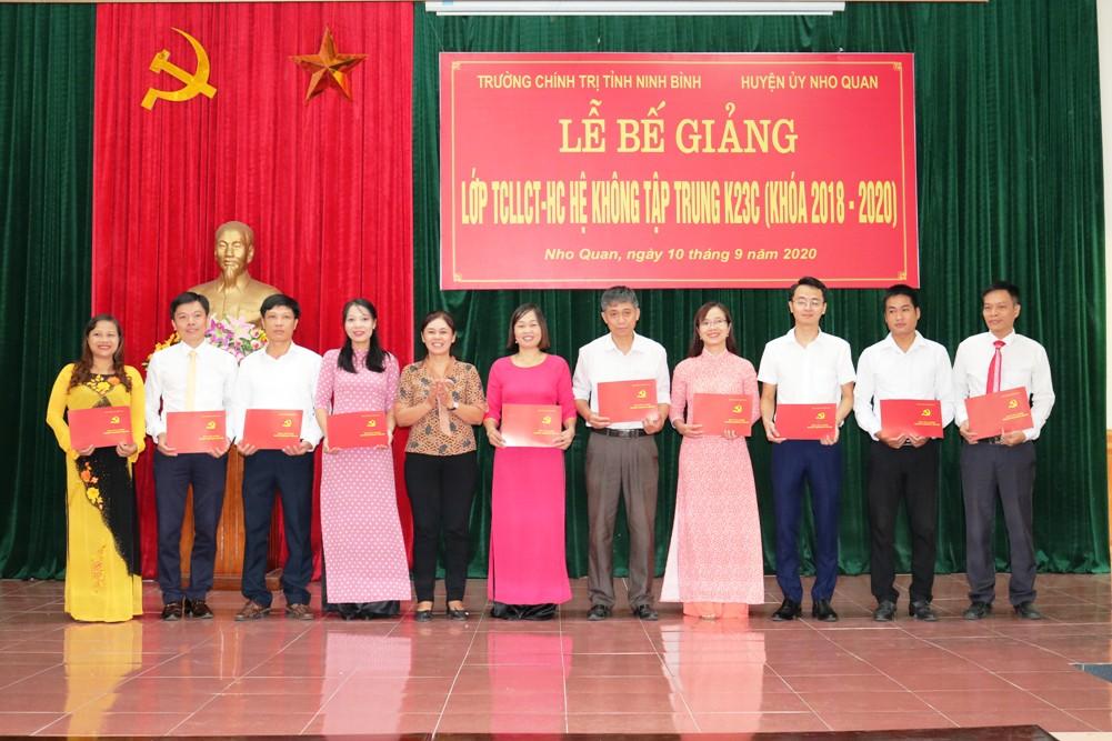 Bế giảng lớp Trung cấp Lý luận chính trị - hành chính hệ không tập trung K23C huyện Nho Quan