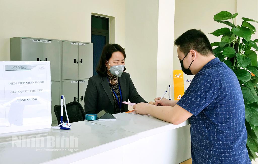 Cung cấp các dịch vụ công trực tuyến: Giảm phiền hà cho người dân và doanh nghiệp