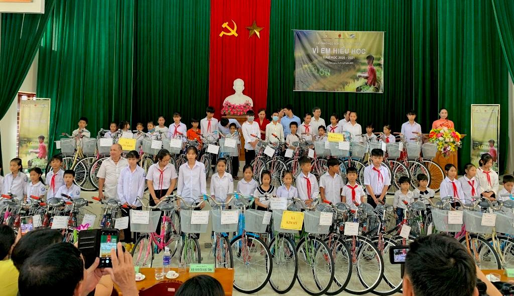 Viettel Ninh Bình trao học bổng "Vì em hiếu học"