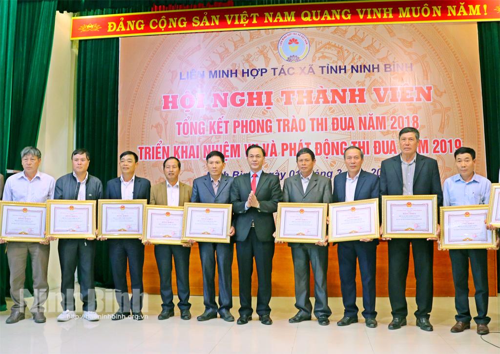 Đẩy mạnh các phong trào thi đua yêu nước trong khối kinh tế tập thể