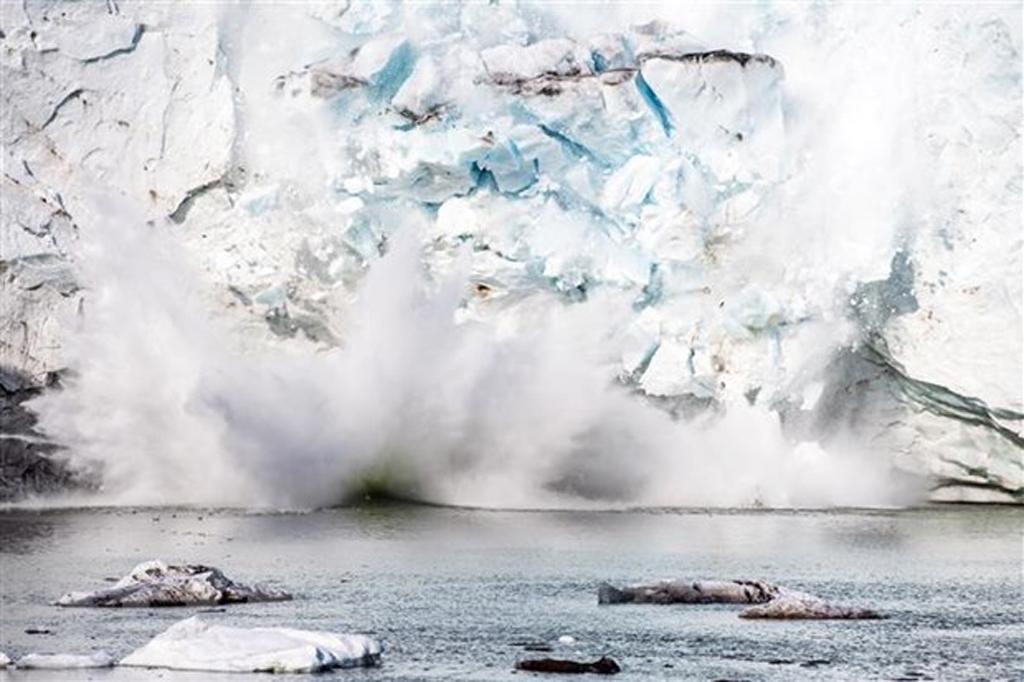 Một khối băng diện tích khổng lồ tại Greenland đang tan chảy