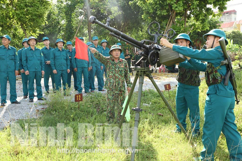 Thành phố Ninh Bình khai mạc huấn luyện dân quân tự vệ binh chủng năm 2020
