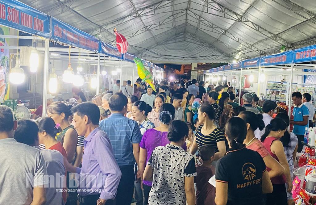 Khai mạc phiên chợ đưa hàng Việt về nông thôn