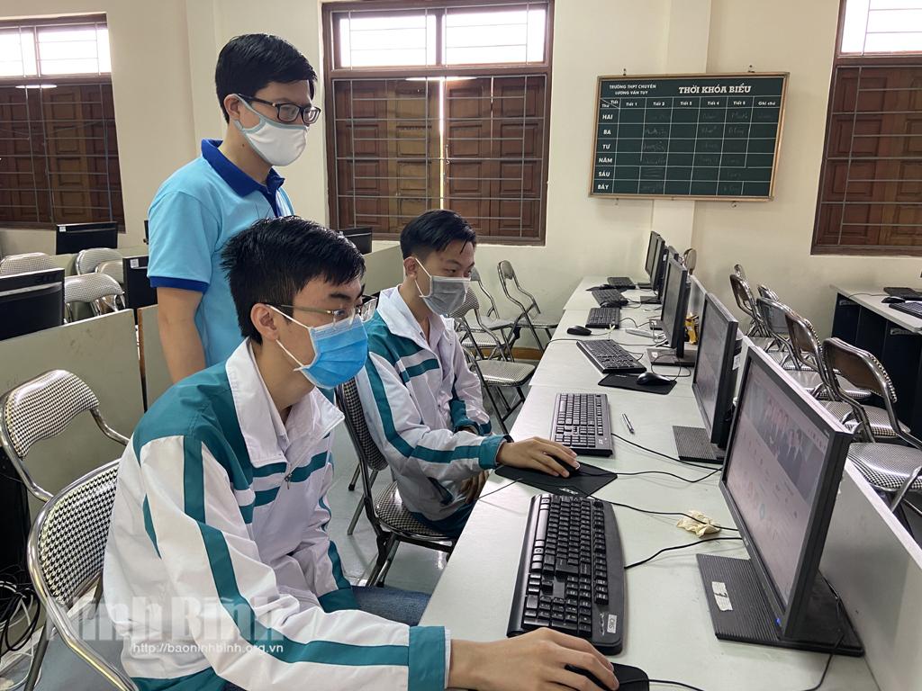 Ghi nhận qua cuộc thi trực tuyến "Pháp luật học đường"