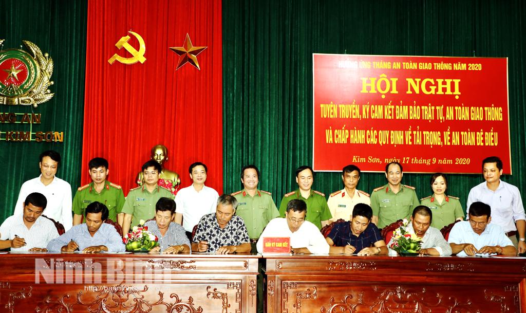 Tuyên truyền đảm bảo trật tự an toàn giao thông và các quy định về an toàn đê điều