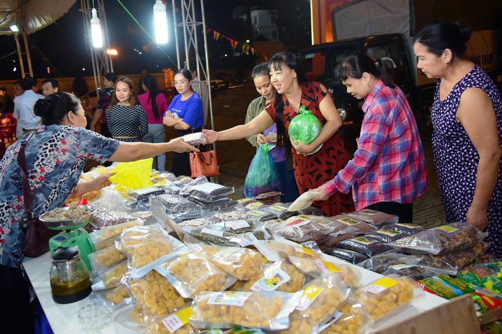 Khai mạc phiên chợ hàng Việt về đô thị tại thành phố Tam Điệp