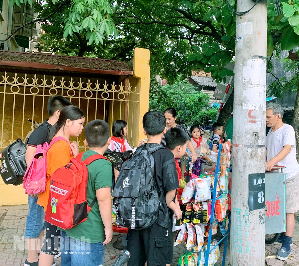 Nỗi lo thực phẩm "bẩn" tại cổng trường học