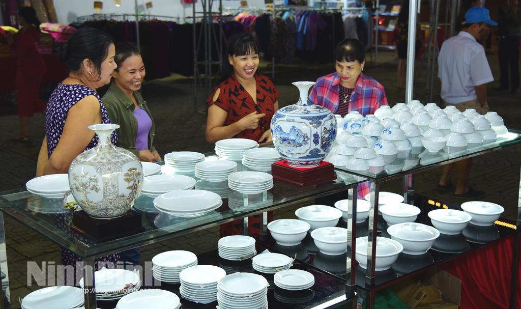 Đưa những phiên chợ hàng Việt về nông thôn