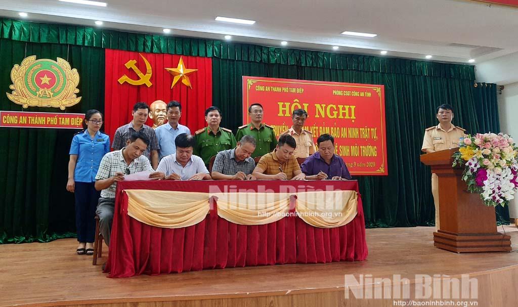 Tuyên truyền ký cam kết đảm bảo an toàn giao thông đối với các doanh nghiệp vận tải