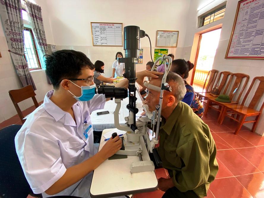 Khám mắt, cấp thuốc miễn phí cho người cao tuổi ở Yên Mô