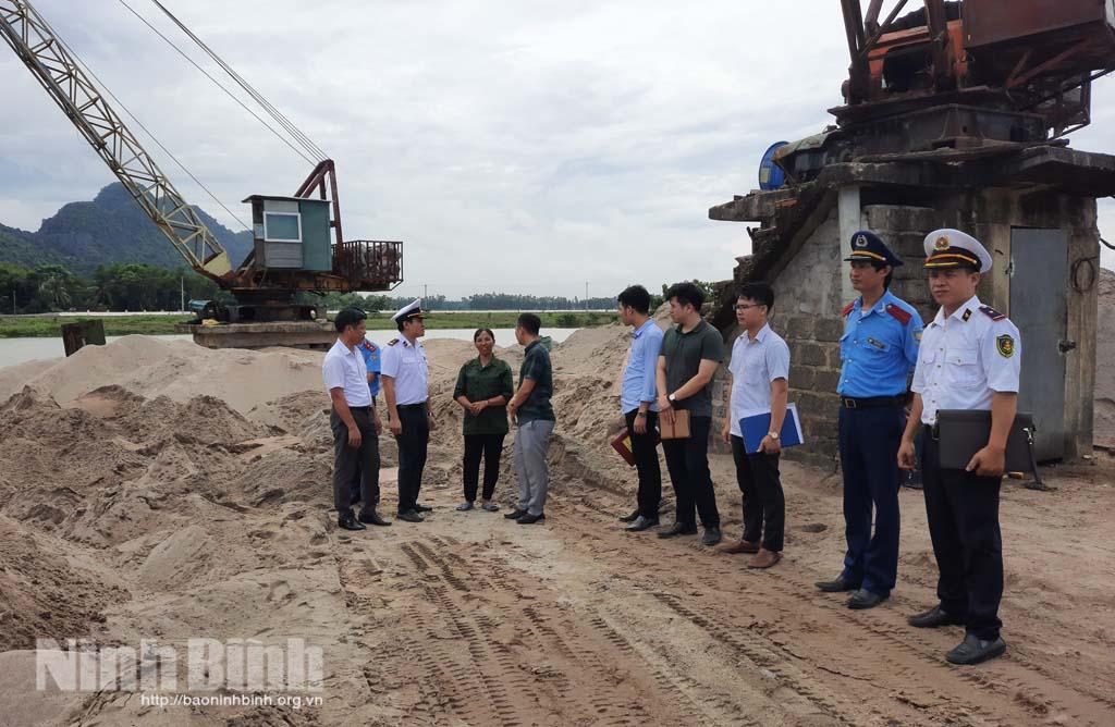 Kiểm tra hoạt động các bến thủy nội địa bốc xếp hàng hóa