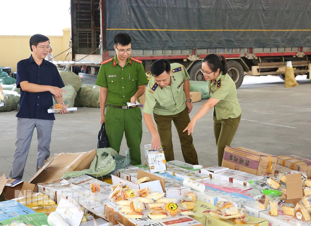 Tiêu hủy hàng hóa vi phạm hành chính trị giá 740 triệu đồng
