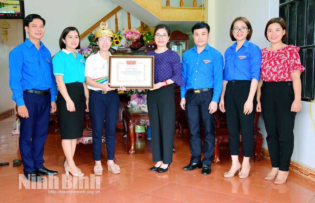 Tỉnh đoàn Khen thưởng cho quán quân Đường lên đỉnh Olympia năm 2020