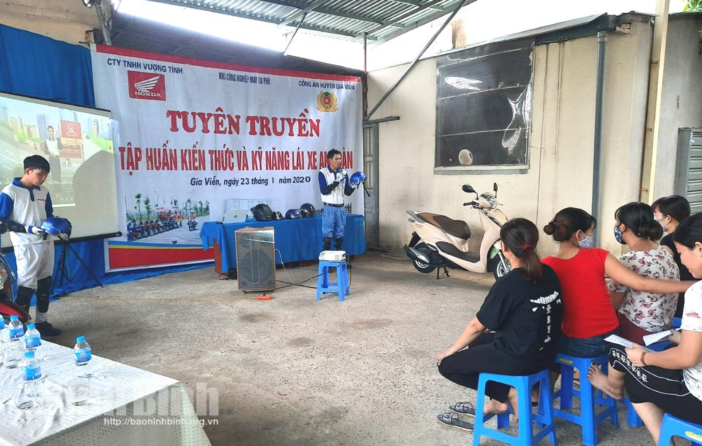 Tuyên truyền Luật Giao thông đường bộ cho công nhân