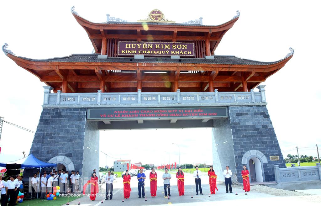 Khánh thành cổng chào và công bố Biểu trưng huyện Kim Sơn