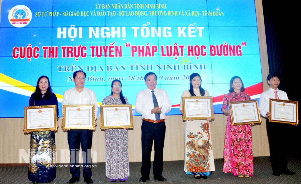 Tổng kết và trao thưởng Cuộc thi trực tuyến "Pháp luật học đường"
