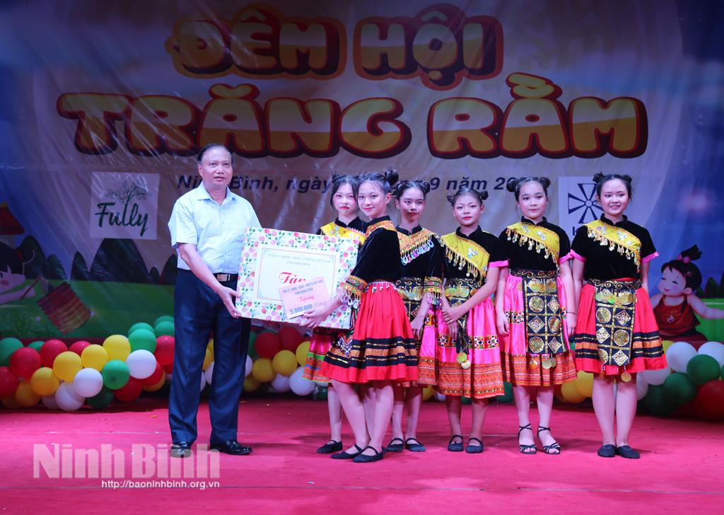 Đồng chí Phó Bí thư Thường trực Tỉnh ủy dự và chung vui với các em thiếu nhi tại "Đêm hội trăng rằm"