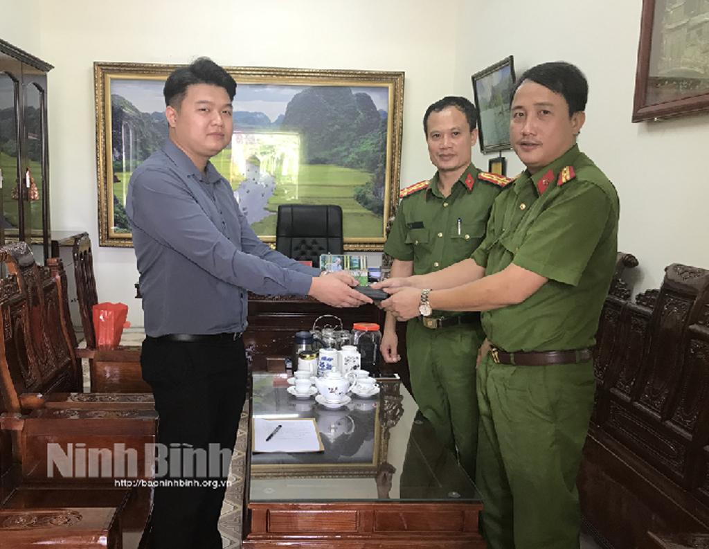 Phòng Cảnh sát cơ động trao trả tài sản cho người bị mất
