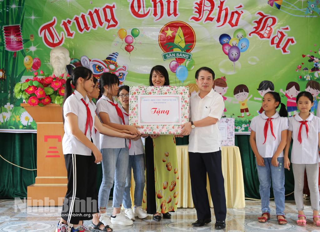 Các đồng chí lãnh đạo tỉnh thăm, tặng quà nhân dịp Tết Trung thu