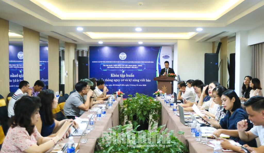 Khai mạc lớp tập huấn "Truyền thông nguy cơ và kỹ năng viết báo"