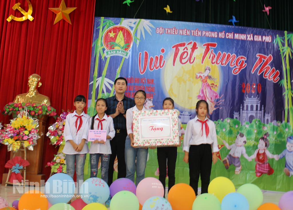 Tỉnh đoàn thăm, tặng quà Tết trung thu tại Gia Viễn, thành phố Ninh Bình