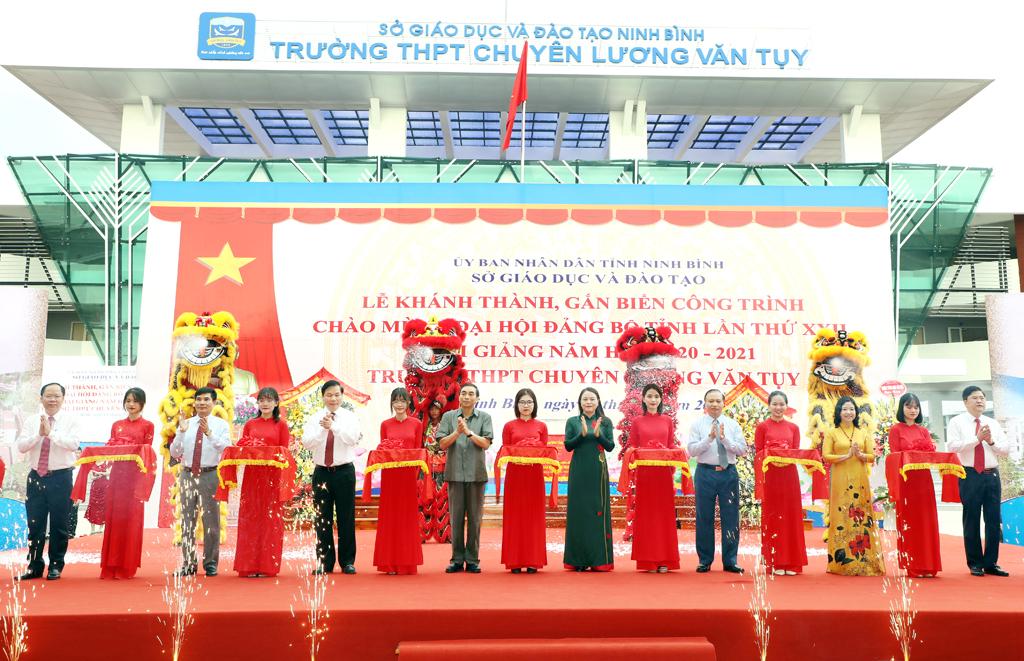 Lễ khánh thành, gắn biển công trình chào mừng Đại hội Đảng bộ tỉnh lần thứ XXII và khai giảng năm học mới Trường THPT chuyên Lương Văn Tụy
