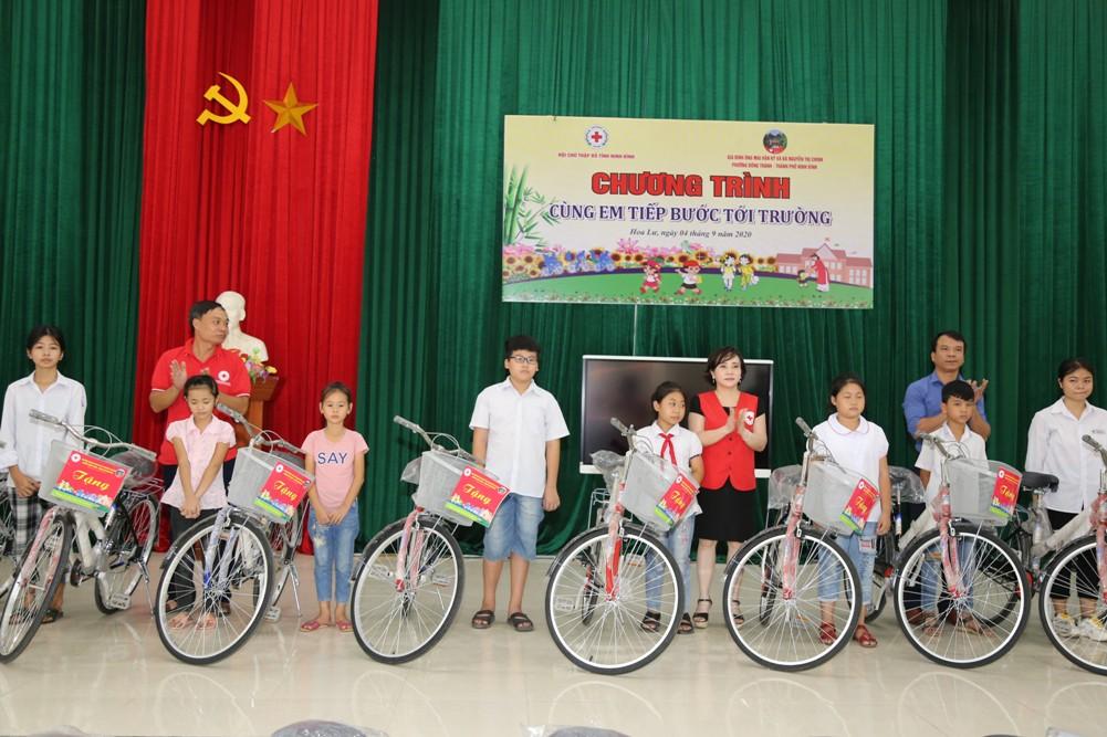 Trao tặng 30 xe đạp trong Chương trình "Cùng em tiếp bước tới trường"