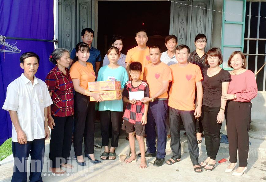 Hai cháu bé mồ côi mong được sự giúp đỡ từ các tấm lòng hảo tâm