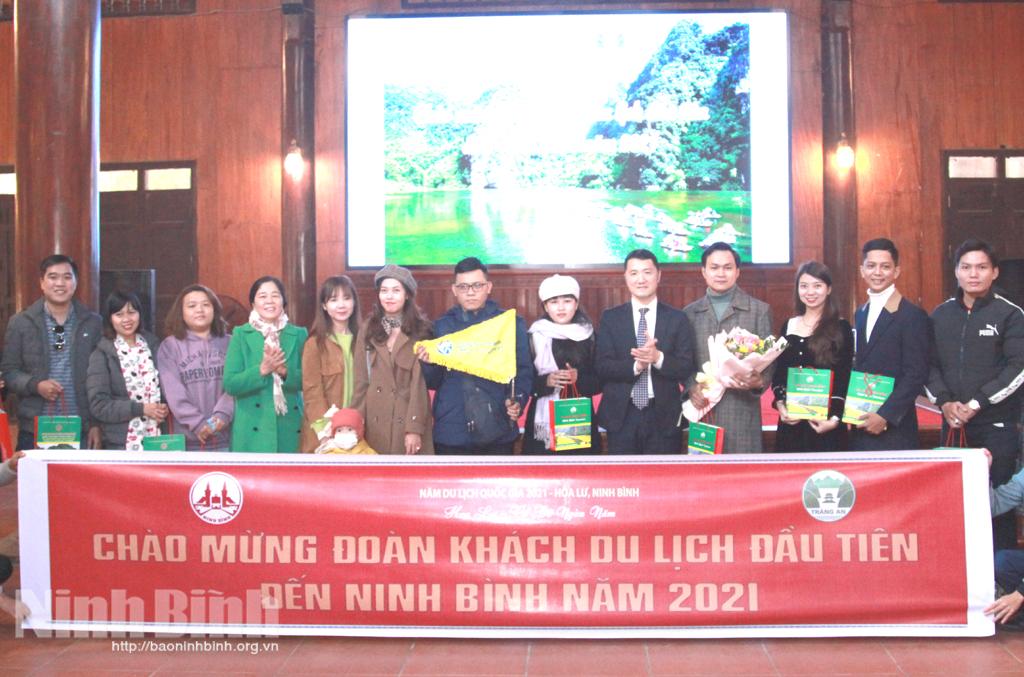 Đón đoàn khách du lịch đầu tiên đến Ninh Bình trong năm 2021